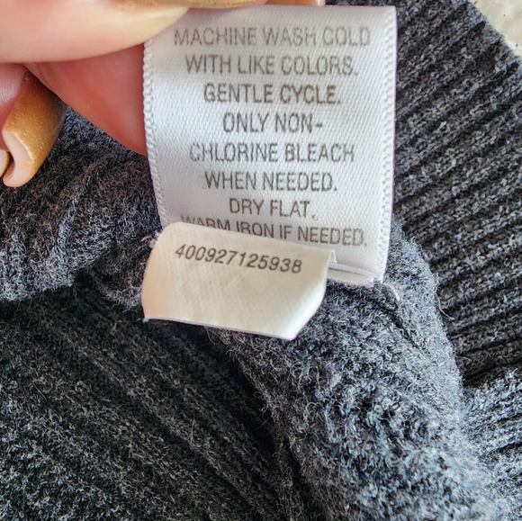 Sonoma knit sweater. Size Medium. Long-sleeved v-neck. - Picture 9 of 12